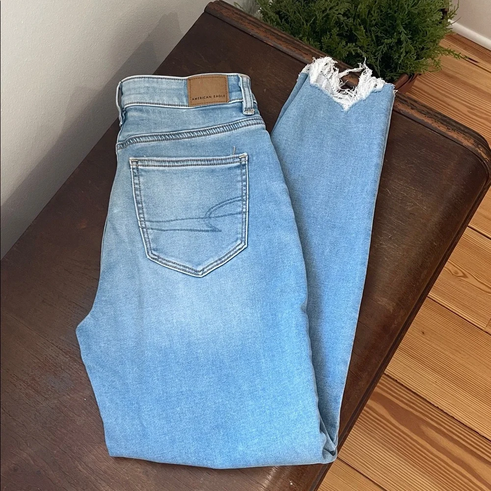 NWT American Eagle Mom Jean, soft knit, High rise. Size 2 (26). - Picture 3 of 7